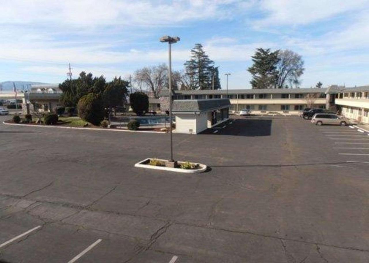 Econo Lodge Inn & Suites Central Medford Extérieur photo